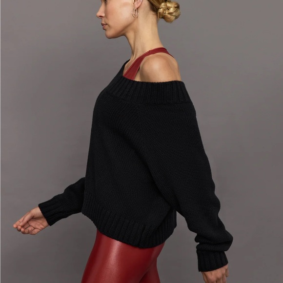 Carbon38 Slouchy Off-the-Shoulder Sweater in Black💫 - Picture 2 of 11
